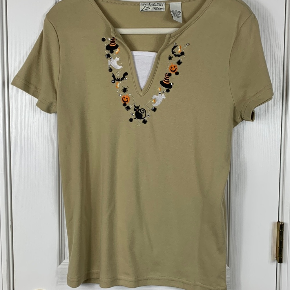 Isabella’s Closet Halloween themed beige top size Medium. Cats, pumpkins.